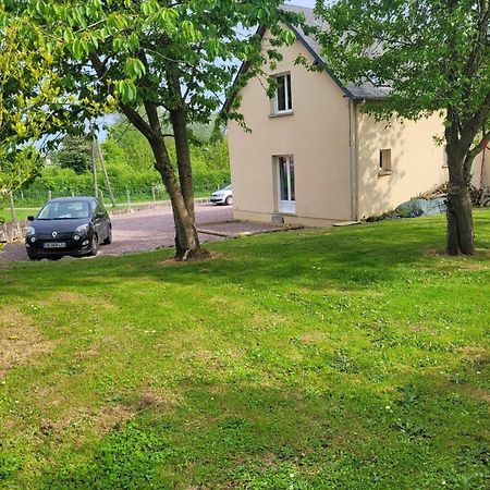 L Etablissement Gold Beach Propose 1 Hebergement , Maison 80M2 Avec Terrain 500M2, Parking Prive A 4 Min Du Port Artificiel D Arromanches, Services Accueil Personnalise, Lits Faits, Serviettes, Menage, Netflix, Wifi Ryes Eksteriør billede