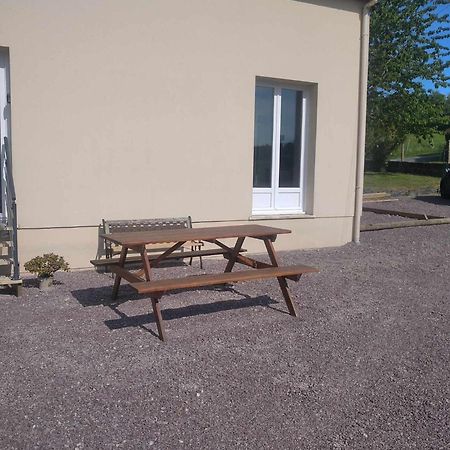 L Etablissement Gold Beach Propose 1 Hebergement , Maison 80M2 Avec Terrain 500M2, Parking Prive A 4 Min Du Port Artificiel D Arromanches, Services Accueil Personnalise, Lits Faits, Serviettes, Menage, Netflix, Wifi Ryes Eksteriør billede