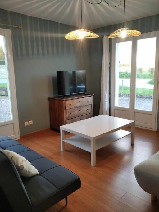 L Etablissement Gold Beach Propose 1 Hebergement , Maison 80M2 Avec Terrain 500M2, Parking Prive A 4 Min Du Port Artificiel D Arromanches, Services Accueil Personnalise, Lits Faits, Serviettes, Menage, Netflix, Wifi Ryes Eksteriør billede