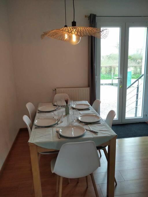 L Etablissement Gold Beach Propose 1 Hebergement , Maison 80M2 Avec Terrain 500M2, Parking Prive A 4 Min Du Port Artificiel D Arromanches, Services Accueil Personnalise, Lits Faits, Serviettes, Menage, Netflix, Wifi Ryes Eksteriør billede