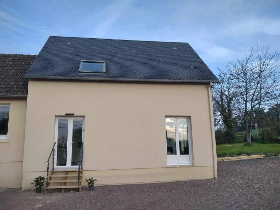L Etablissement Gold Beach Propose 1 Hebergement , Maison 80M2 Avec Terrain 500M2, Parking Prive A 4 Min Du Port Artificiel D Arromanches, Services Accueil Personnalise, Lits Faits, Serviettes, Menage, Netflix, Wifi Ryes Eksteriør billede