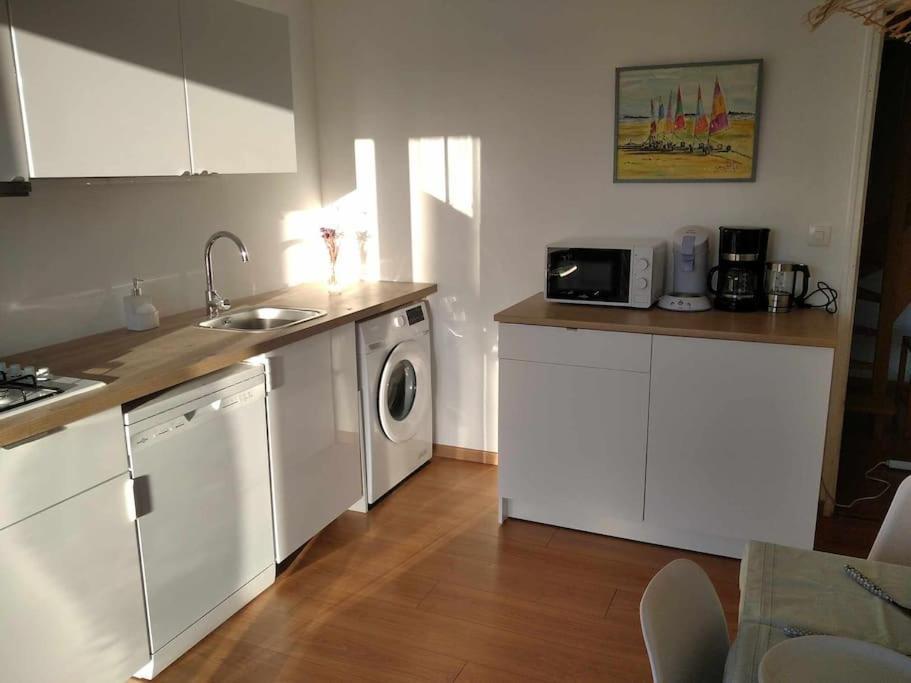 L Etablissement Gold Beach Propose 1 Hebergement , Maison 80M2 Avec Terrain 500M2, Parking Prive A 4 Min Du Port Artificiel D Arromanches, Services Accueil Personnalise, Lits Faits, Serviettes, Menage, Netflix, Wifi Ryes Eksteriør billede