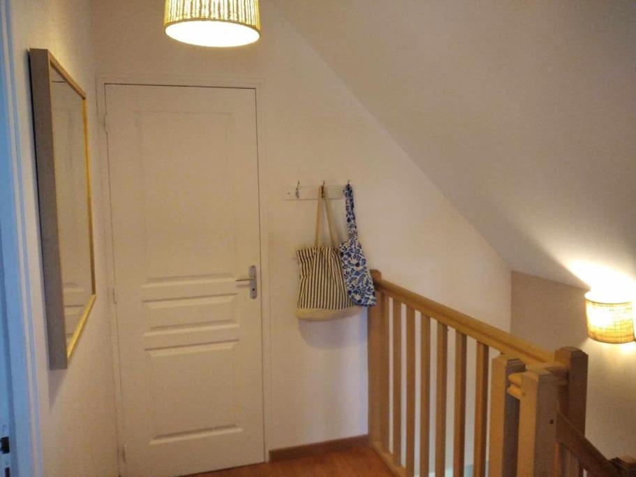 L Etablissement Gold Beach Propose 1 Hebergement , Maison 80M2 Avec Terrain 500M2, Parking Prive A 4 Min Du Port Artificiel D Arromanches, Services Accueil Personnalise, Lits Faits, Serviettes, Menage, Netflix, Wifi Ryes Eksteriør billede