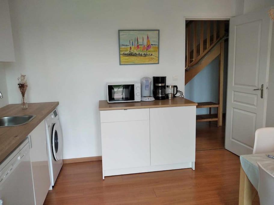 L Etablissement Gold Beach Propose 1 Hebergement , Maison 80M2 Avec Terrain 500M2, Parking Prive A 4 Min Du Port Artificiel D Arromanches, Services Accueil Personnalise, Lits Faits, Serviettes, Menage, Netflix, Wifi Ryes Eksteriør billede