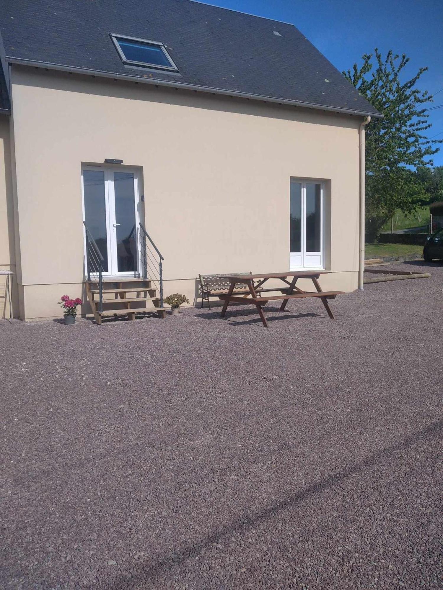 L Etablissement Gold Beach Propose 1 Hebergement , Maison 80M2 Avec Terrain 500M2, Parking Prive A 4 Min Du Port Artificiel D Arromanches, Services Accueil Personnalise, Lits Faits, Serviettes, Menage, Netflix, Wifi Ryes Eksteriør billede